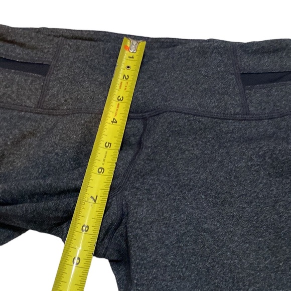 LuLuLemon Cropped feather embossed Leggings 6 Black Vintage - Picture 4 of 13